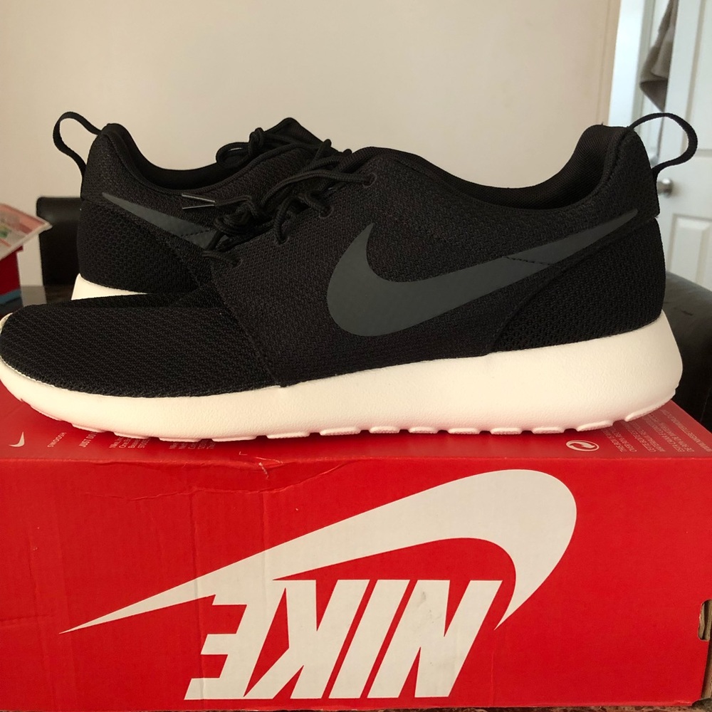 Men’s Nike Roshe One shoes - Never worn
